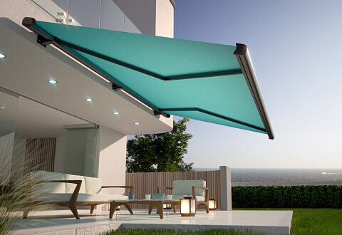 Moderne Terrassenmarkise bei Sonnenuntergang mit Meerblick