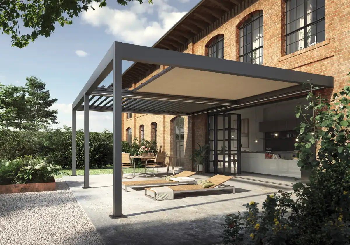 Anthrazitfarbenes Lamellendach mit beigem Stoffdach als Sonnenschutz