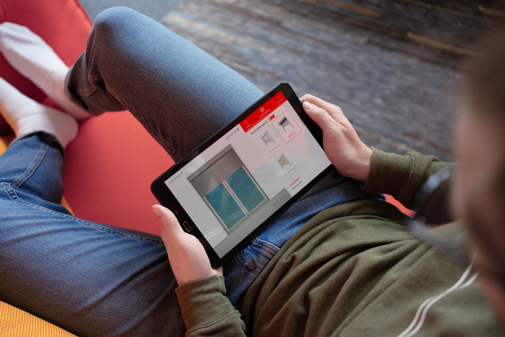 Person nutzt Tablet zur Konfiguration von Fensterrollläden