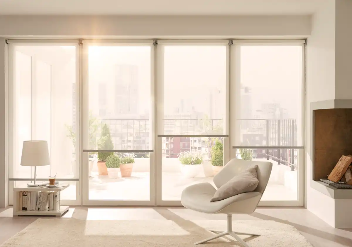 Modernes Wohnzimmer mit hellen Innenjalousien