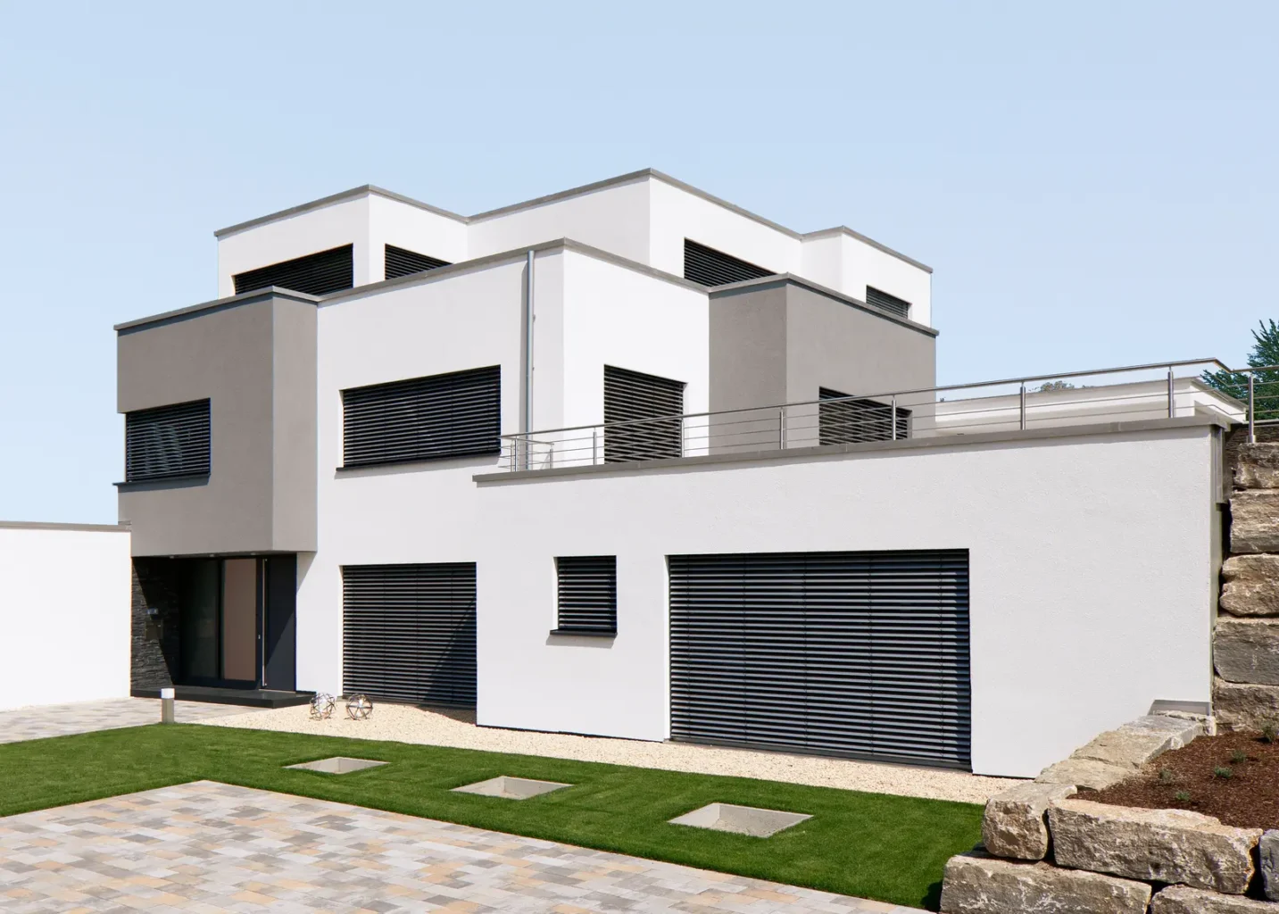 Modernes weißes Haus mit einer Vielzahl an verschiedenen Fensterverschattungen