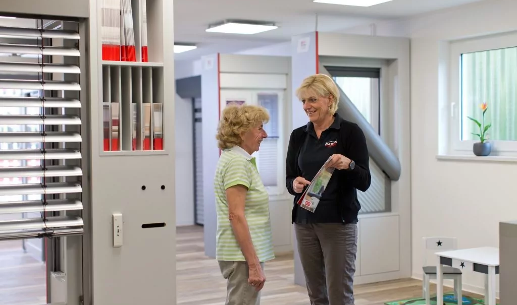 Eine Kundin wird direkt in der Ausstellung des Jalousie-Center Katsch beraten.