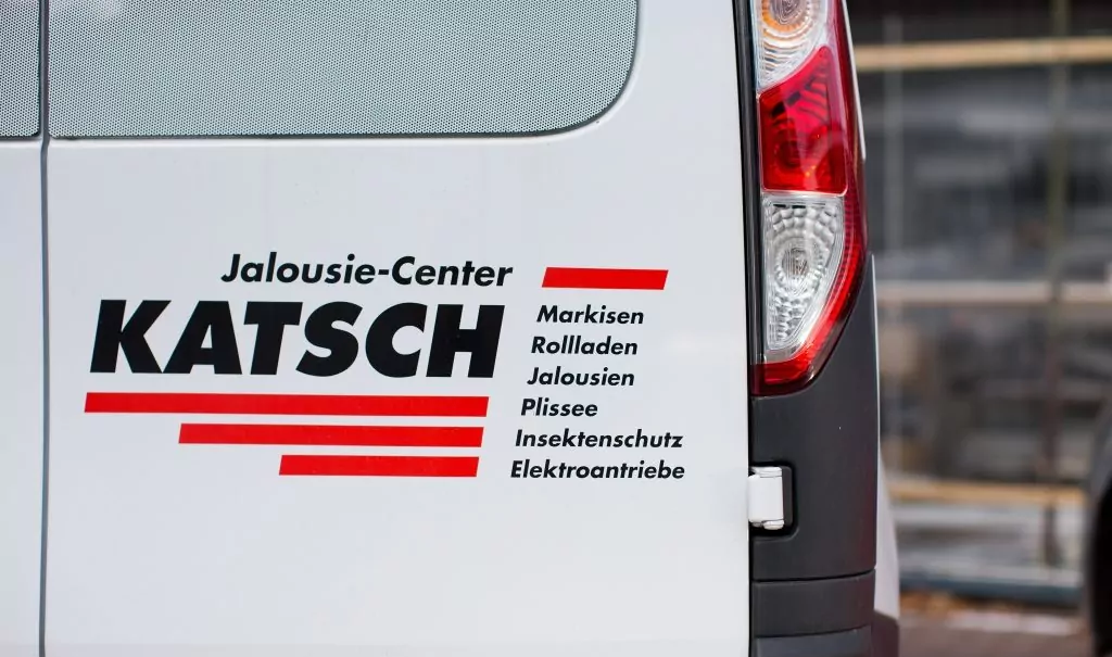 Detailaufnahme des Logos des Jalousie-Center Katsch auf dem Heck eines Firmenwagens.