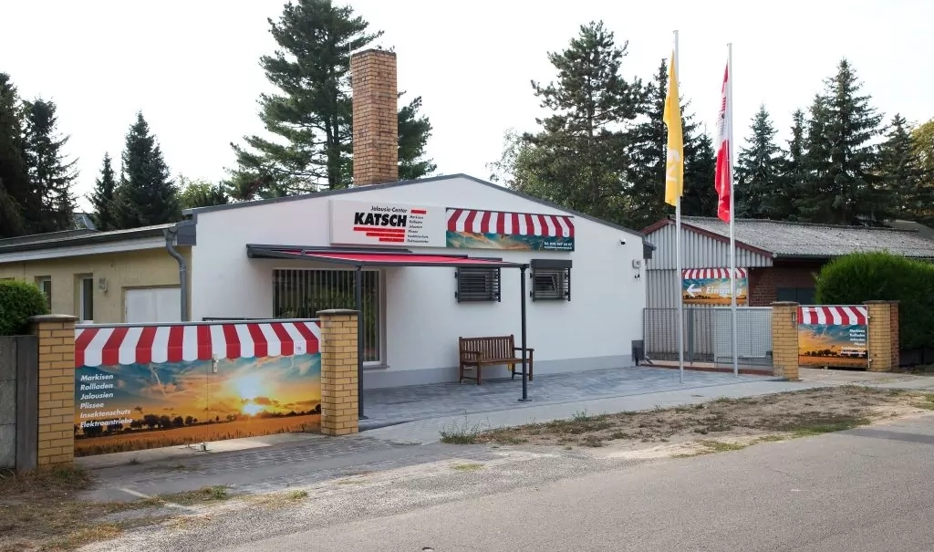 Das Ausstellungsgebäude des Jalousie-Center Katsch von außen.