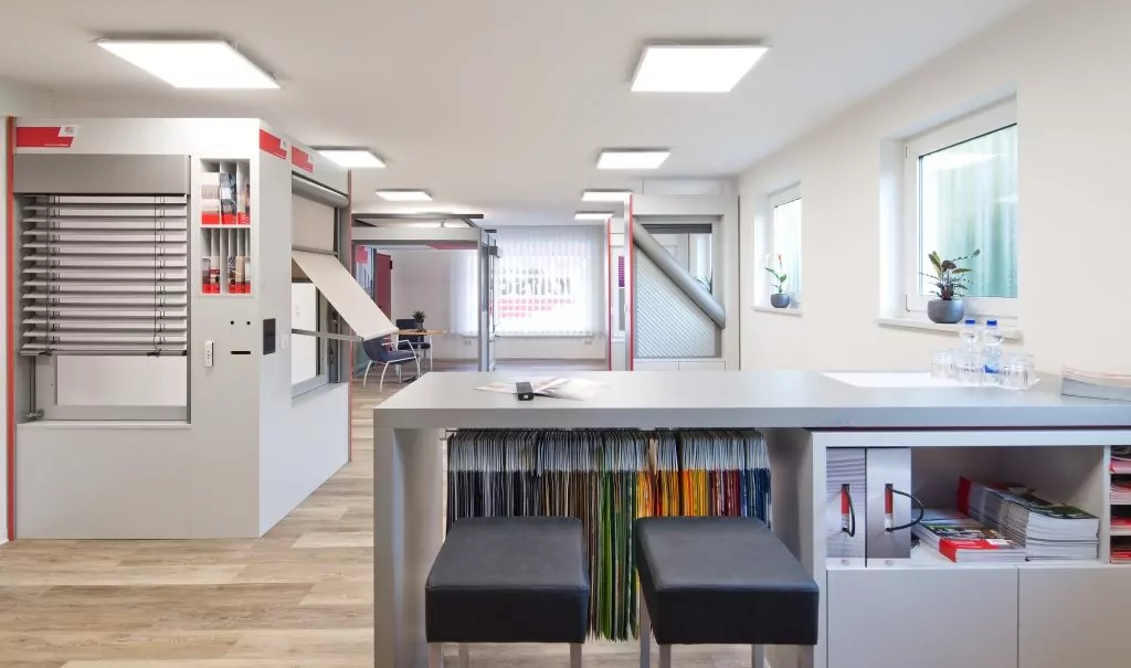 Im Tresen des Ausstellungsraumes befinden sich neben Stoffmustern auch verschiedene weitere Anschauungsmaterialien zu den verschiedenen Arten von Sonnenschutz bei Jalousie-Center Katsch.