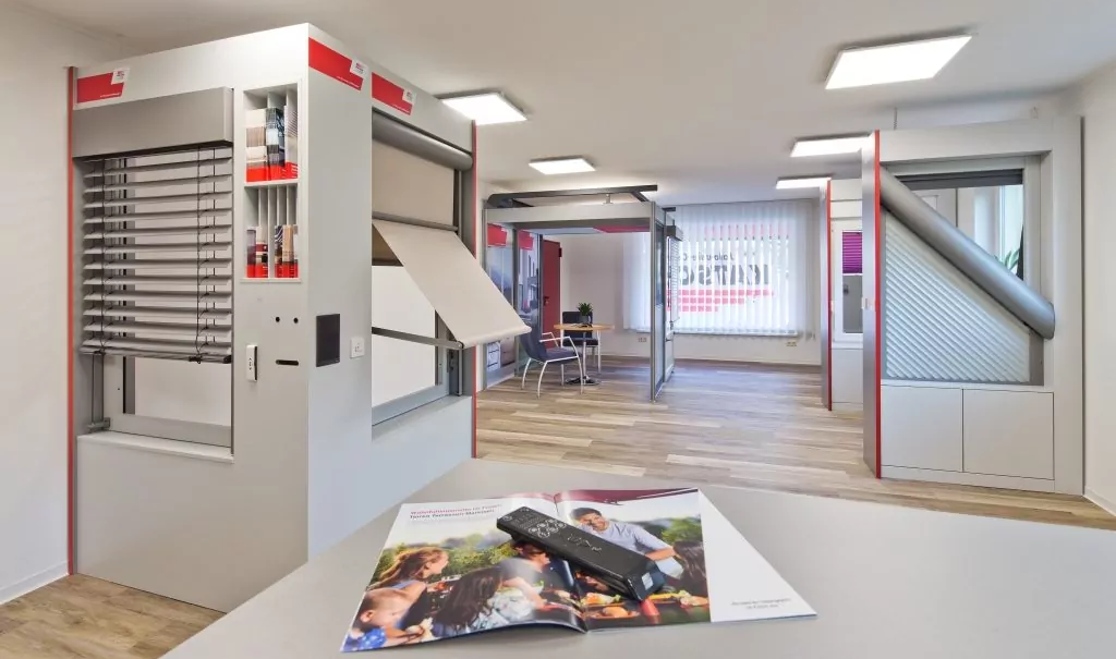 Blick in den Ausstellungsraum des Jalousie-Center Katsch vom Tresen am Eingang aus.