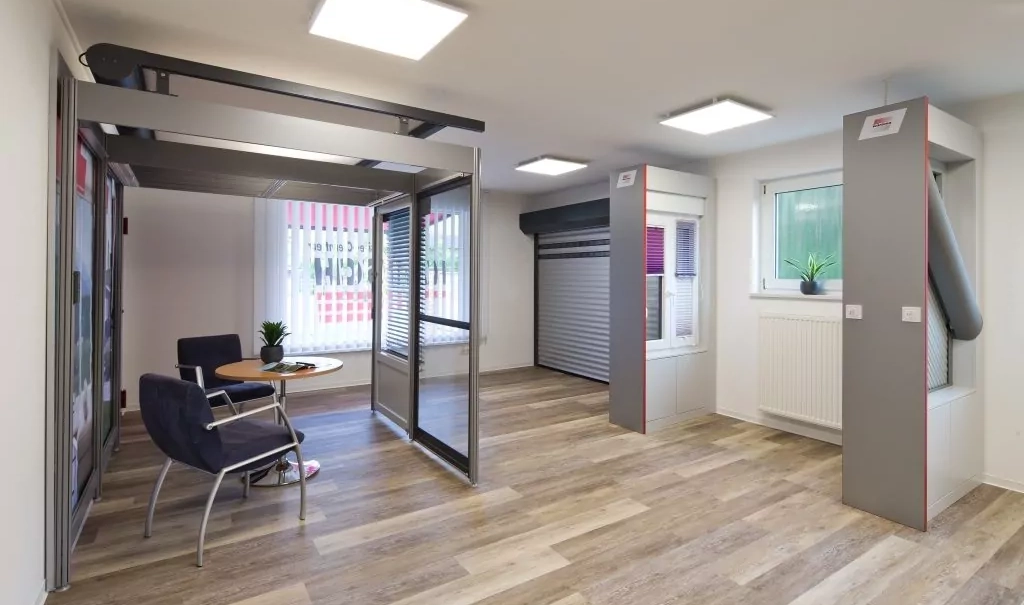 Sonnenschutz in verschiedenen Größen, Farben und Arten in der Ausstellung des Jalousie-Center Katsch.