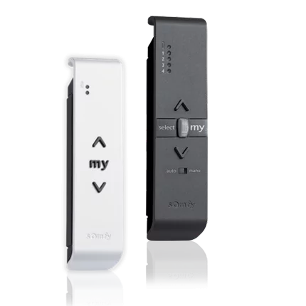 Ein somfy Handsender in weiß und schwarz zur Funksteuerung von erdunkelungsanlagen.