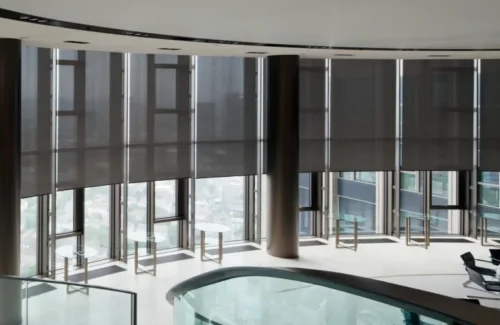 Intelligent ansteuerbare Verdunkelungsanlagen in einem Appartment.