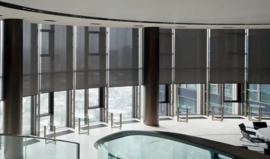 Intelligent ansteuerbare Verdunkelungsanlagen in einem Appartment.