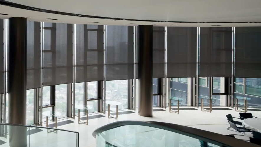 Intelligent ansteuerbare Verdunkelungsanlagen in einem Appartment.