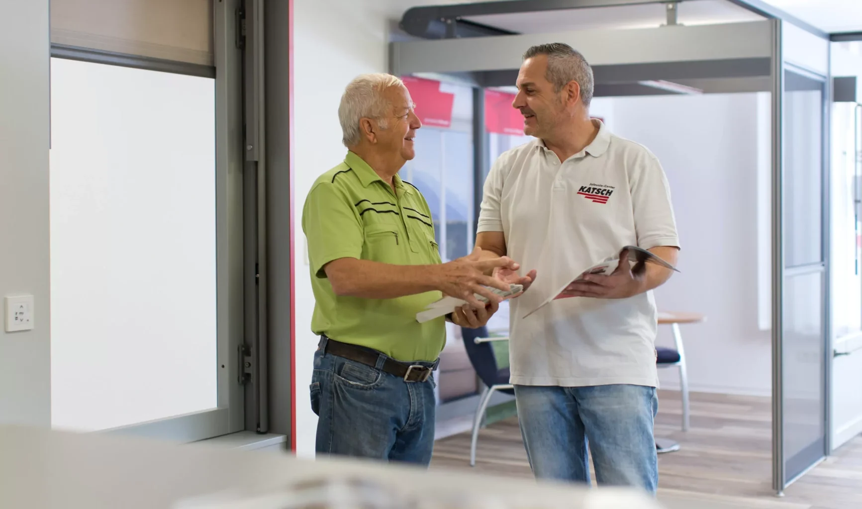 Ein Mitarbeiter des Jalousie-Center Katsch berät einen Kunden zu passenden Modellen in der Produktausstellung des Unternehmens.