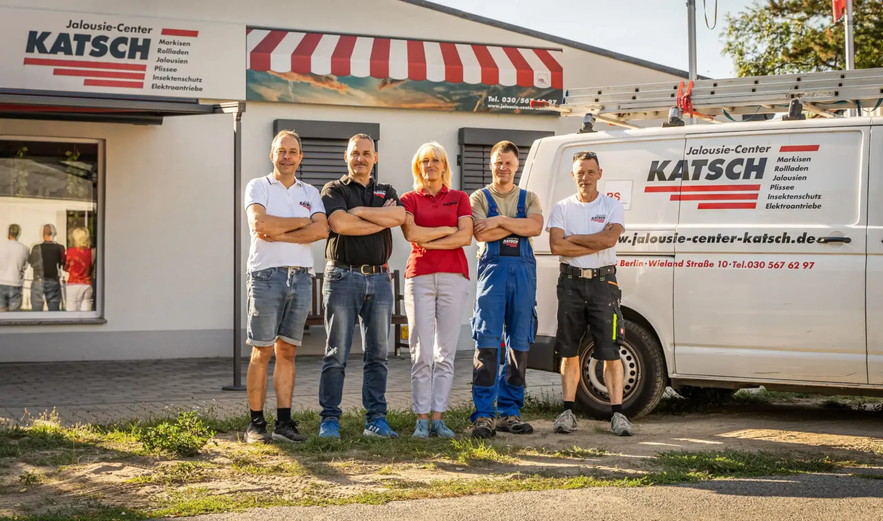 Gruppenaufnahme des Teams des Jalousie-Center Katsch mit Firmenwagen vor dem Ausstellungsgebäude.