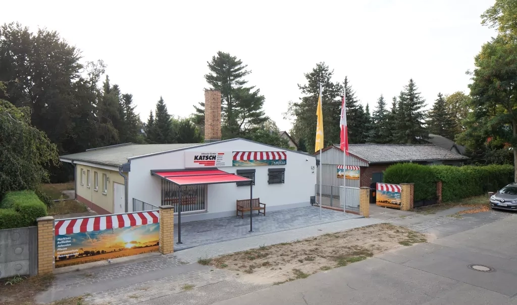 Das Ausstellungsgebäude des Jalousie-Center Katsch von außen.