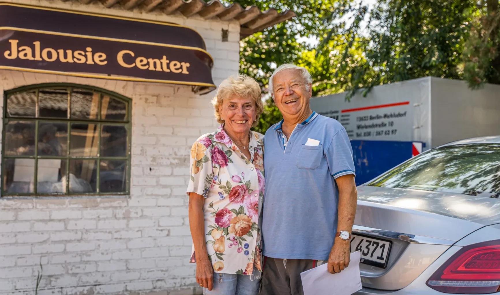 Zufriedene Kunden auf dem Gelände des Jalousie-Center Katsch.