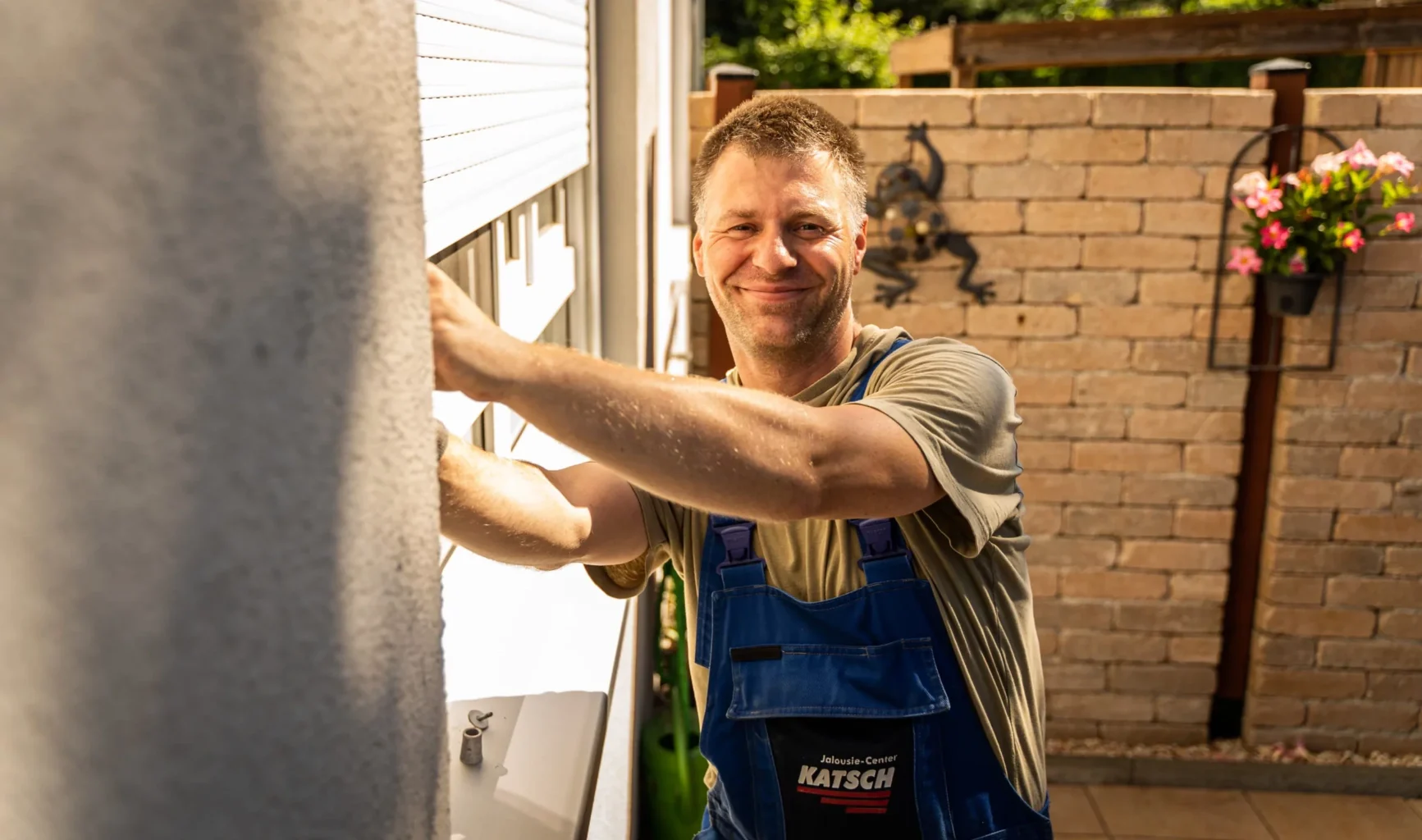 Mitarbeiter des Jalousie-Center Katsch bei der Montage eines Rolladens.
