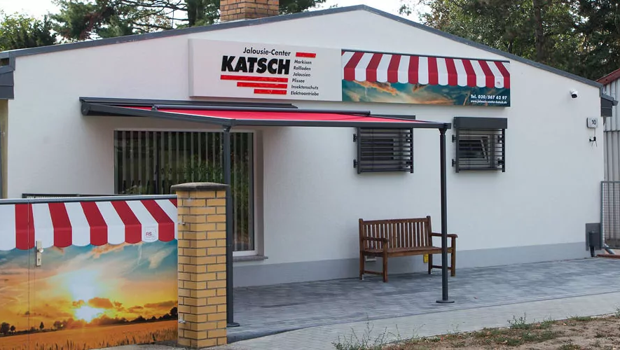 Frontalaufnahme des Jalousie-Center Katsch mit Firmenlogo und Markise.