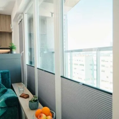 Stilvolle Terrasse mit Außenjalousien Graue Plissees am Fenster