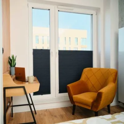 Elegante Kassetten-Markise für stilvollen Außenschutz Dunkle Plissees am Fenster