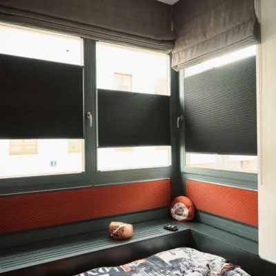 Innenjalousien für Fenster Schwarze Plissees am Fenster auf verschiedenen Höhen