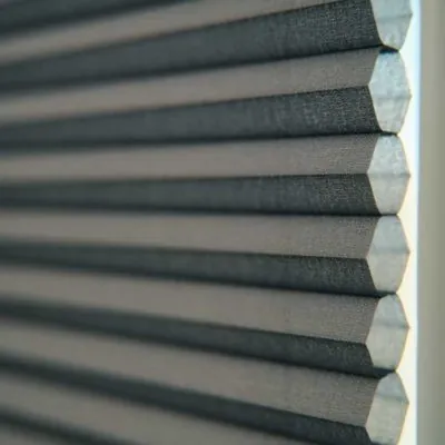 Smart Home für den Wohnbereich Graue Wabenplissees