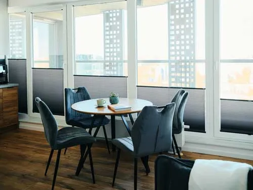 Wohnzimmer mit Plissees an den Fenstern Fenster mit Plissees