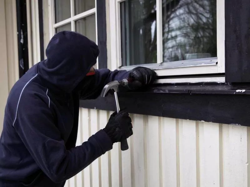 Effiziente Rollläden von Warema für optimalen Sonnenschutz Ein Einbrecher versucht das Fenster zu öffnen