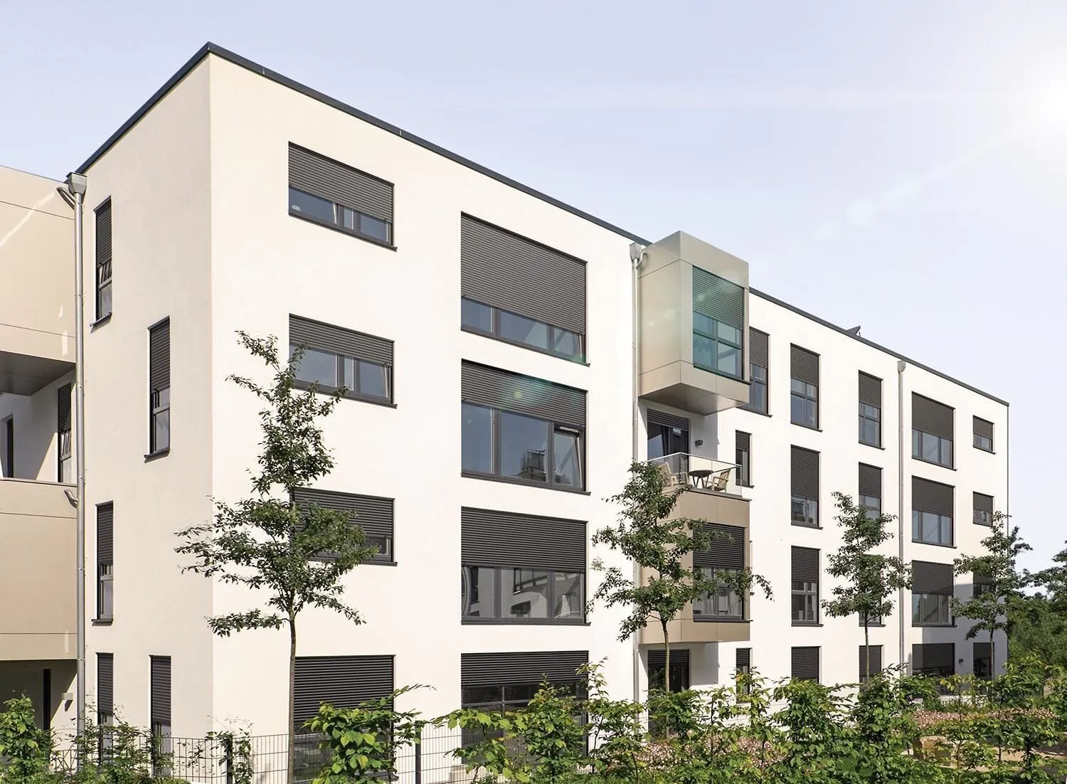 Modernes Einfamilienhaus mit Rollläden Mehrfamilienhaus mit verschiedenen dunklen Rolläden