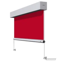 Roter Sonnenschutz von Warema mit weißem Kasten und Seilführung
