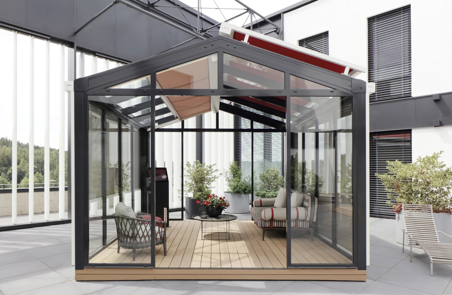 Moderner Wintergarten mit Sitzmöbeln und Pflanzen