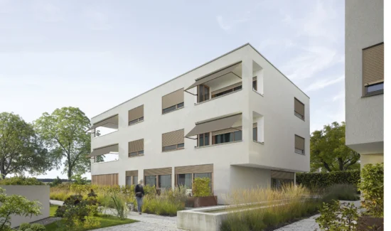 Modernes Mehrfamilienhaus mit Garten in ruhiger Umgebung