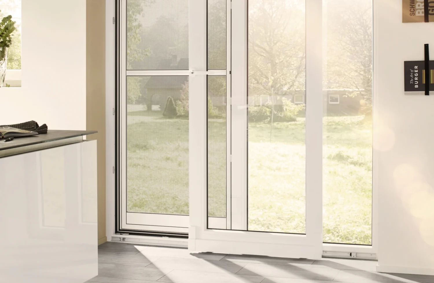 Moderne Terrassentür mit Sonnenschein im Wohnzimmer