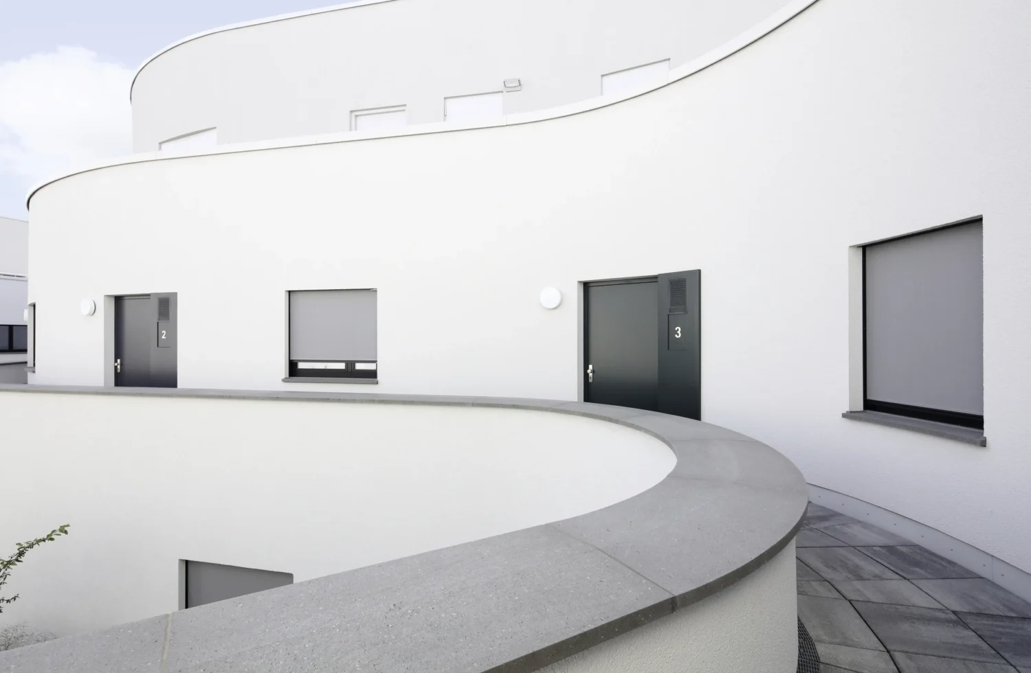 Moderne Architektur mit weißen Wänden und geschwungenen Formen