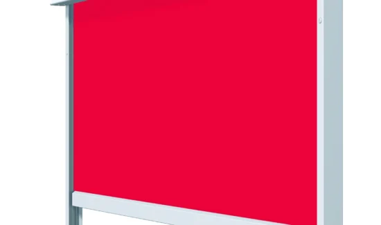 Rote Markise mit weißem Rahmen