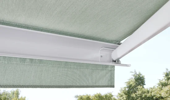 Grüne Markise mit weißem Gestell im Garten