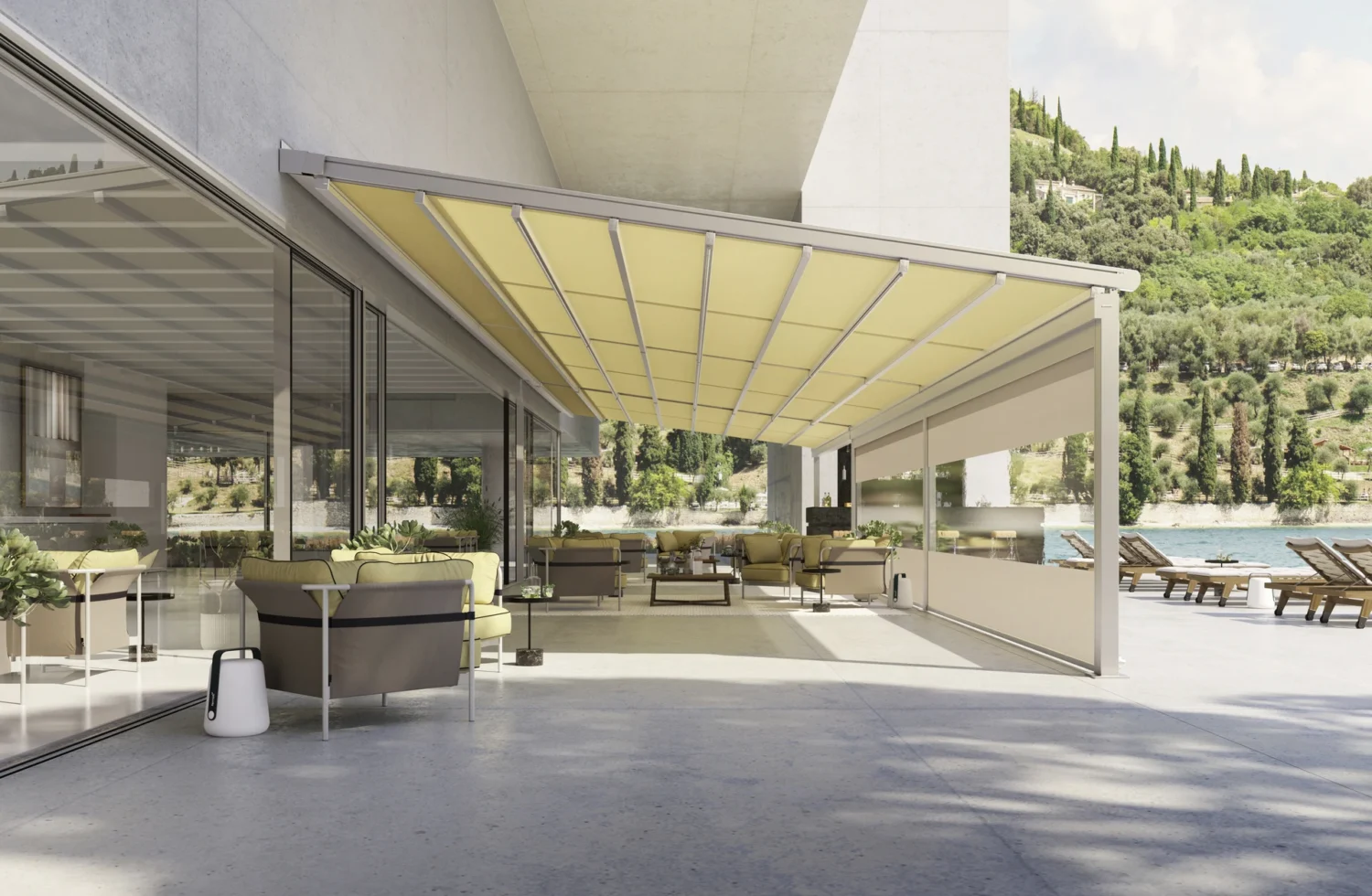 Moderne Terrasse mit gelber Markise und stilvollen Möbeln