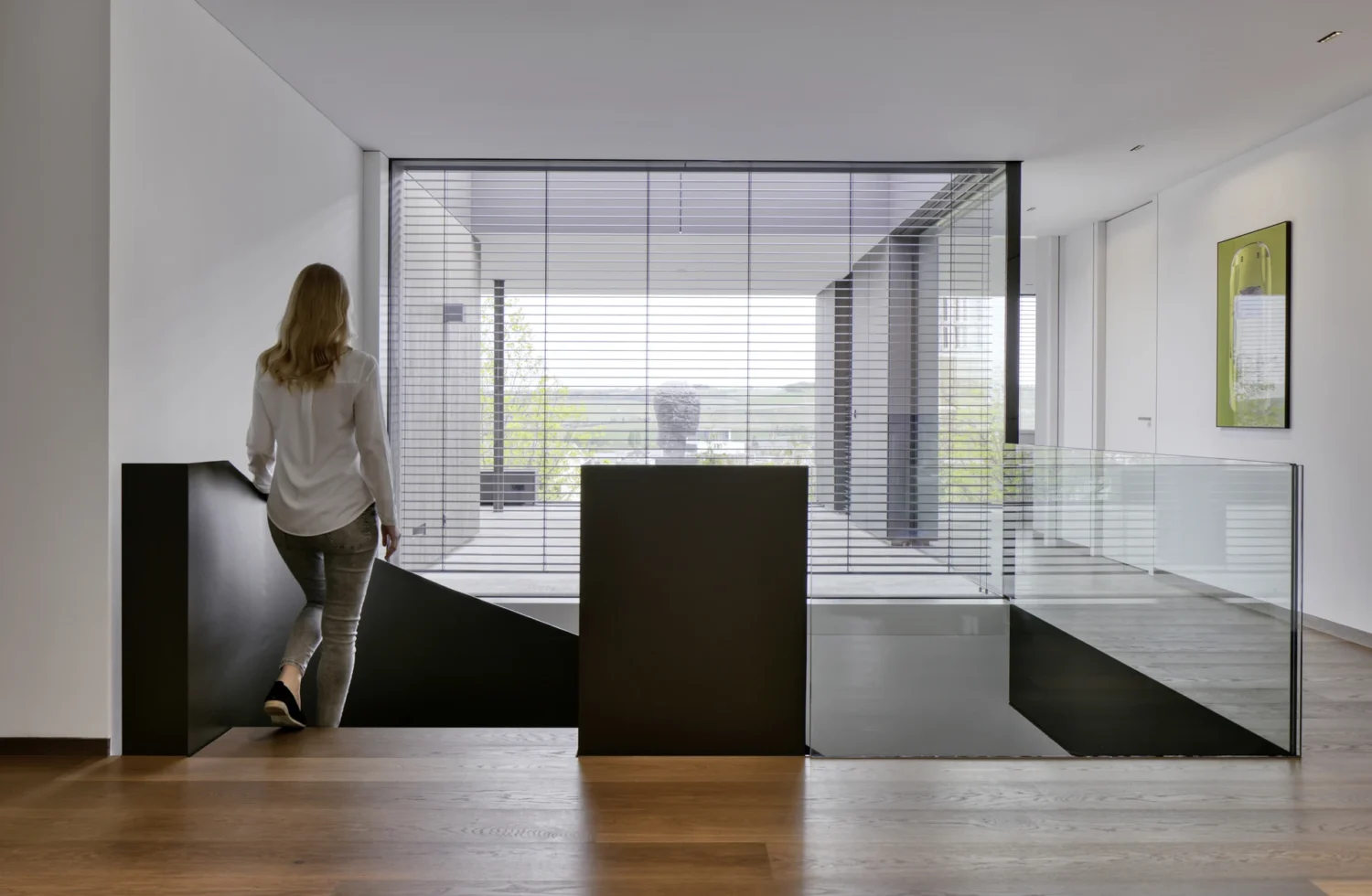 Frau in moderner Architektur mit Glas und Holz im Innenraum