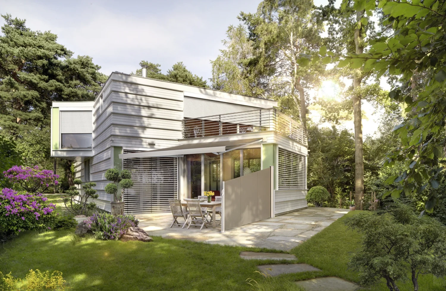 Modernes Haus mit Garten in natürlicher Umgebung